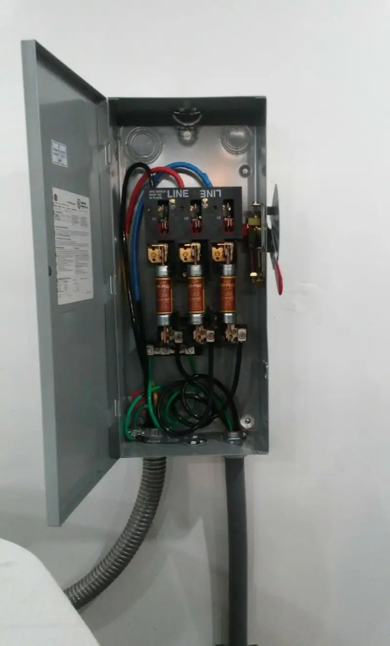 Three-phase disconnect switch installed for Smoke Detector Installation in San Lorenzo